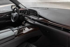 Intérieur d'une Cadillac Escalade noire en location à Dubaï