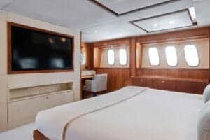 مكنسة داخل اليخت