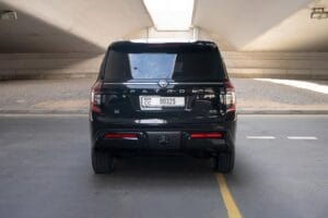 Location de Nissan Patrol noire 2025 aux Émirats arabes unis, à Dubaï