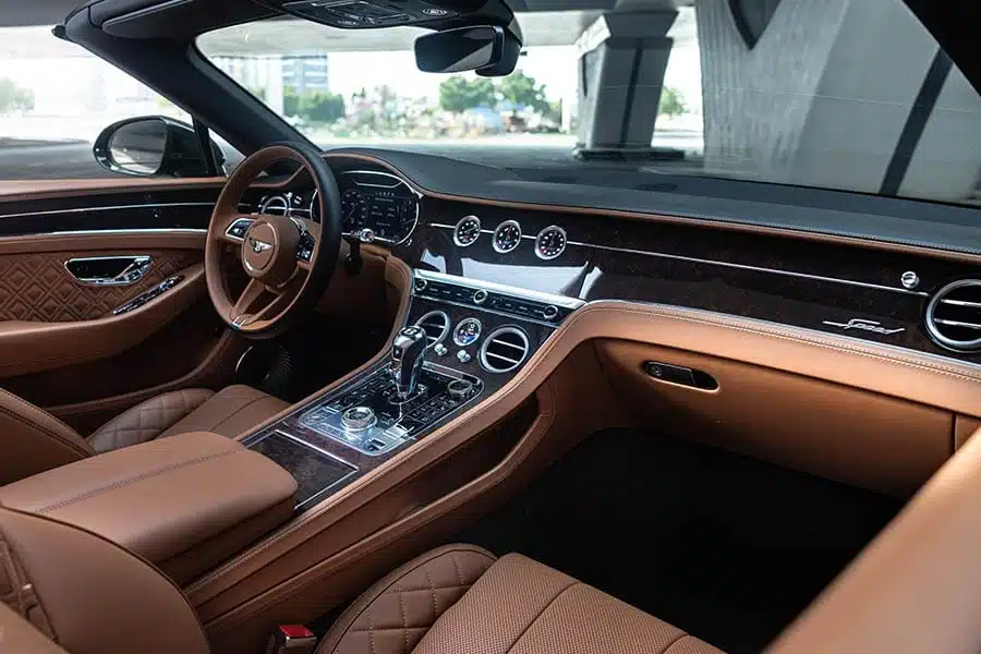 Сдается в аренду салон автомобиля Bentley Continental GTC.