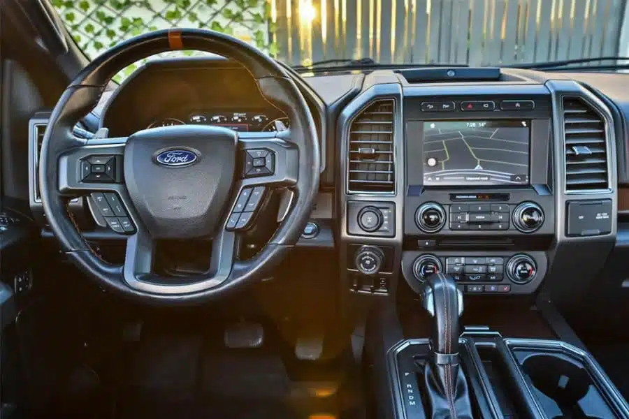 Innenraum des Ford Raptor – Dubai, VAE