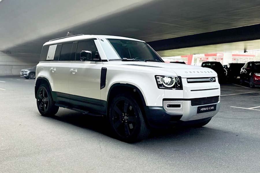 front view view of land rover defender