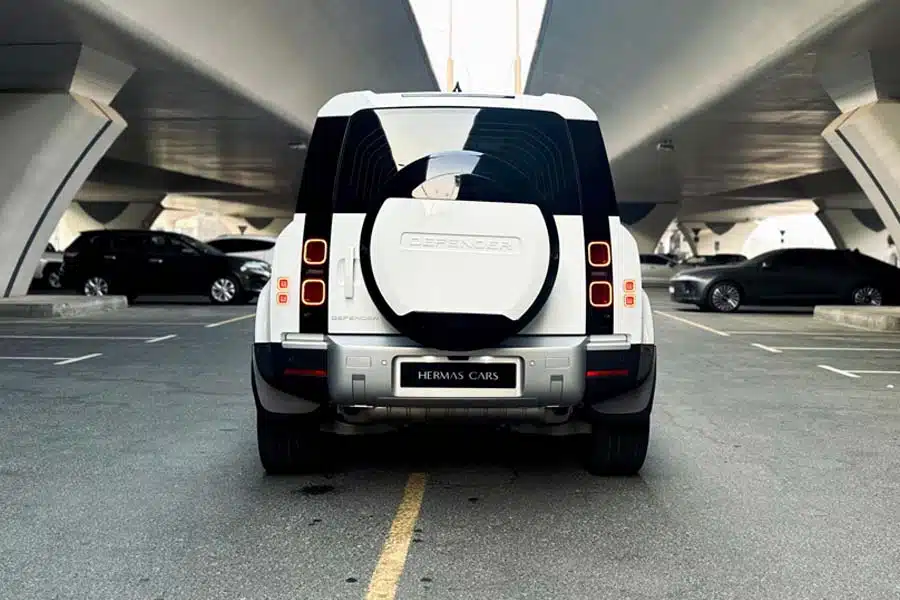 Rückansicht des Land Rover Defender