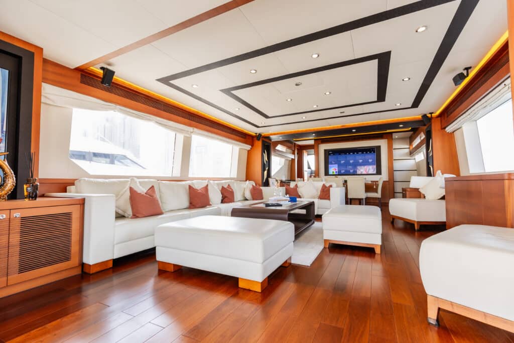 Louez un yacht à Dubaï, aux Émirats arabes unis.