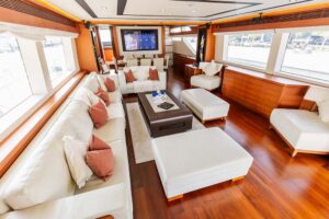 Louez un yacht à Dubaï, aux Émirats arabes unis.