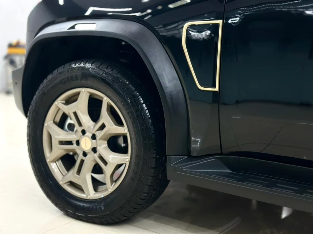 Bronze alloy wheel and bronze wing trim on the black Jetour T2 2025